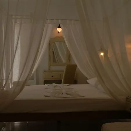 Adonis & Hotel Naousa (Paros)