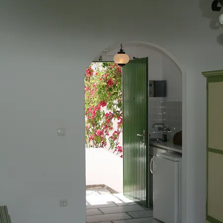 Adonis & 3* Naousa (Paros)