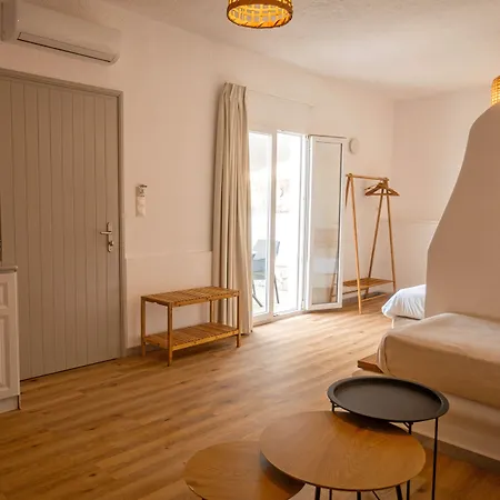 Adonis & 3* Naousa (Paros)