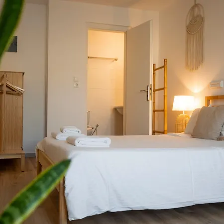 Adonis & Hotel Naousa (Paros)